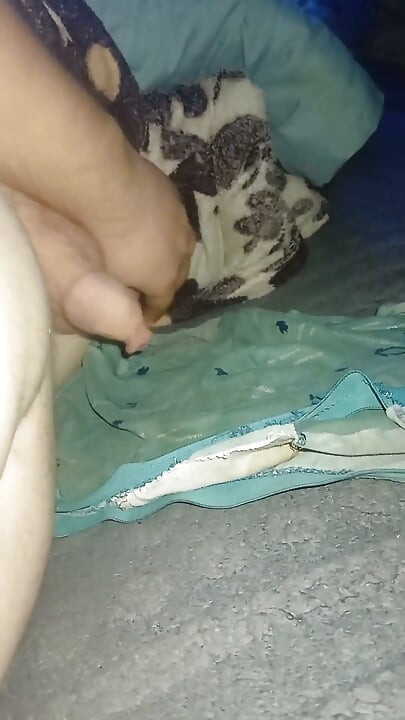 Şişman eşcinsel yarakla mastürbasyon yapıyor ve boşalıyor