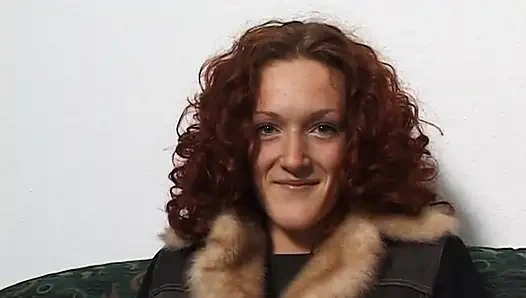 Sevimli kızıl saçlı kız aşk deliğini parmaklıyor