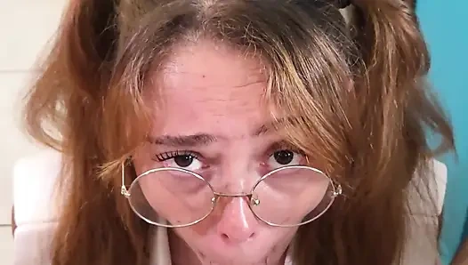 Colegiala Recibiendo Un Disparo En La Cara - Cherry Adams - POV Felación Amateur