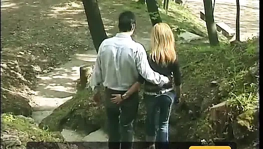 Genç sarışın sürtük parkta güzel bir sakso çekiyor