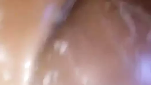 Siyah iri güzel kadın sallanıyor