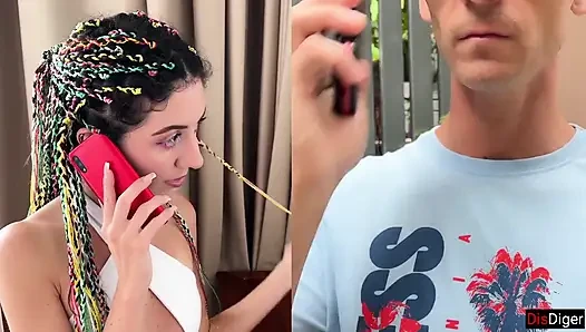 Üvey kız kardeş sikişmek istiyor ve üvey erkek kardeş ona muhteşem bir yabancı sikici sunuyor