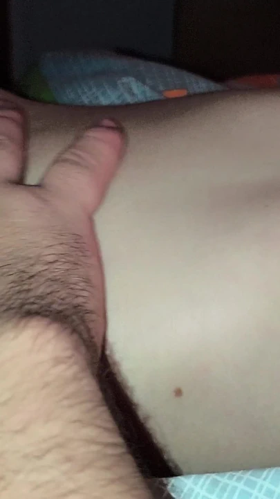 Üvey kız kardeşime yardım ediyorum! Sıkı amcık mastürbasyonu ve meme masajı | Klip 1