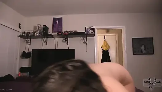 Jimmy'nin kız arkadaşı Sinn Sage'i gösteriyor