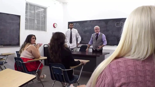 İri güzel kadın gözaltı merkezinde 3 ateşli dolgun kızla ırklararası grup seks