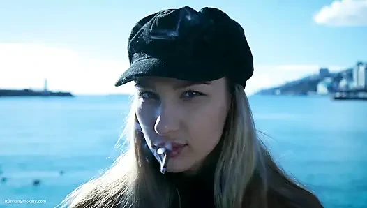 Beaty Rus kızla açık havada sigara içiyor 1
