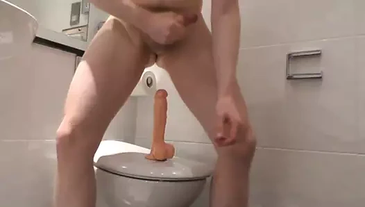 Zıplayan üzerinde tuvalet horoz