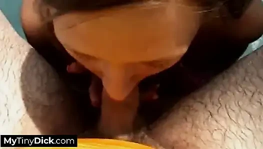 Havuz başında azgın bir esmer küçük yarağını emiyor