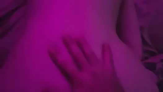 Sevimli orta yaşlı seksi kadın Alana'yı arkadan sikiyor