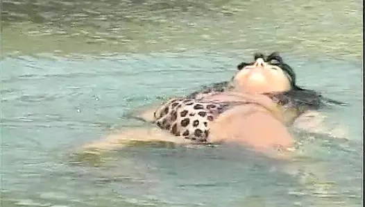 Yaramaz Alman kadın plajda sıcak döl yiyor