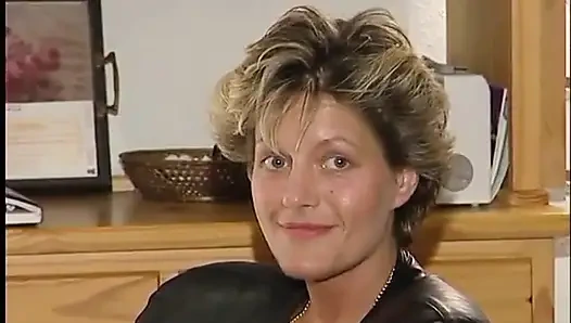 Edepsiz orta yaşlı seksi kadın için büyük yeşil dildo