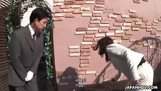 Minako hizmetçiyi emiyor ve onu sert bir şekilde alıyor