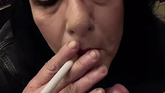 Gotik cadı orta yaşlı seksi kadından sigara içen bir sakso aldığınızı hayal edin