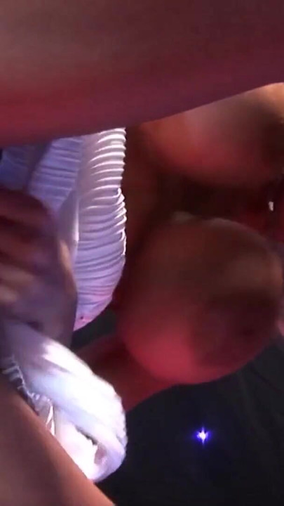 Bir çift milfs ile sapıkça bir dörtlü çabucak bir seks partisine dönüşür ve cumshots ile biter | Klip 2
