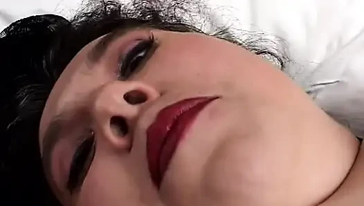 Tıknaz esmer tek başına seksin tadını çıkarıyor