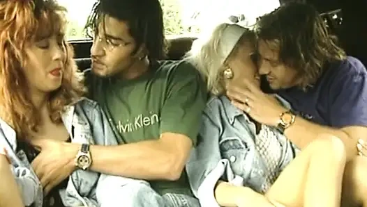 Çekici Alman sürtükler ateşli dörtlü sekste sikiliyor