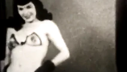 Siyah ve beyaz, cadalozun vücudunu süsler (1950'lerde vintage)