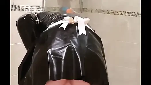 Bu fetiş hizmetçi gerçekten çok kötü idi, parlak pembe bekaretini açmasına ve izinsiz kendine dokunmasına izin veriyor...