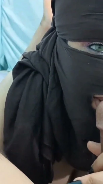 Bir yarak emiyor ve yalıyor, sevgilisi boşalana kadar penisini emiyor, ateşli seks, Mısırlı Arap seksi, net bir sesle | Klip 1
