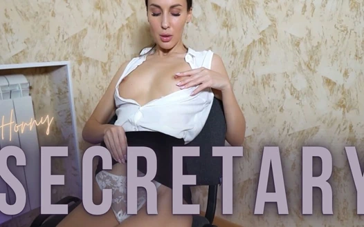 Yaramaz sekreter iş yerinde amına mastürbasyon yaparken diğerleri akşam yemeğinde! - Lilu Moon