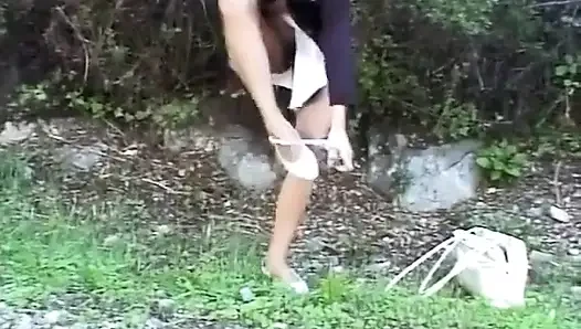 Çimlerde sidik pantolon