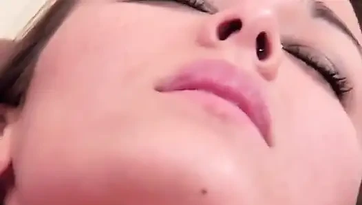 İki genç kız oturma odasında ateşli lezbiyen seks için seksi külotlarını çıkarıyor