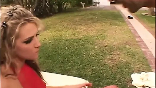 Sarışın sürtük açık havada zar zor sikiliyor