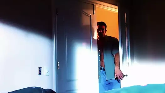 Sarışın Sasha Knox Lee Stone'un yarağını götüne sokuyor