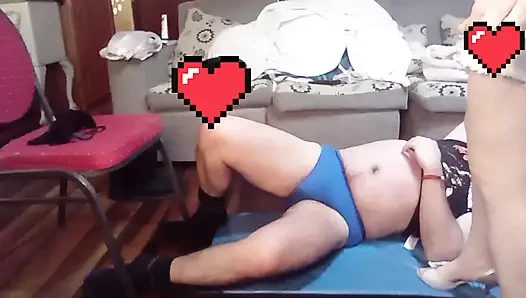 Kölenin karnına tekme atıyor