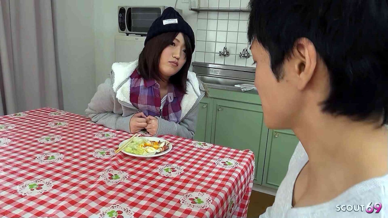 Japon bakire üvey kız kardeş yarağını emmeyi ve sakso çekmeyi ve yutmayı öğrenmek için oğlanı baştan çıkarıyor