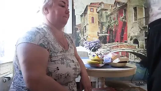Yine kayınvalidesini mutfakta yakaladı ve ağzından sikildi
