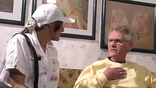 Yarak delinmiş yaşlı adam hemşireyi sikiyor