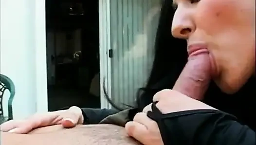 Seksi minyon bahçede sikişiyor