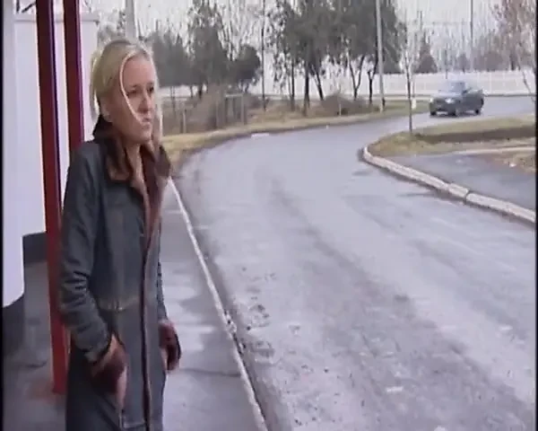 Возбужденная юная шлюшка сосет до последней капли