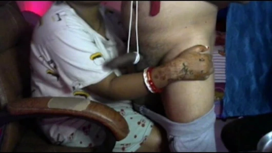 Seksi baldız hizmetçinin yarağını ve ellerini bağladı ve muazzam sikişti.