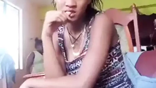 Seksi poz oturan kız