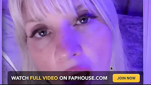 Orta yaşlı seksi kadın solo