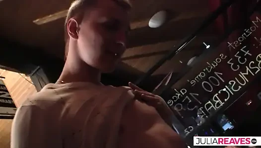 Olgun hatun dildo vahşi bar grup sekste amcığını genişletiyor