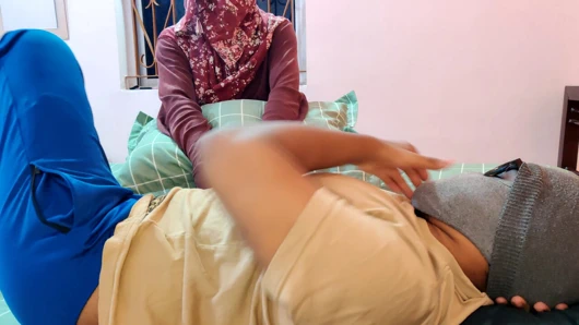 Mio cognato entra nella mia stanza per cogliere l'occasione di scoparmi.