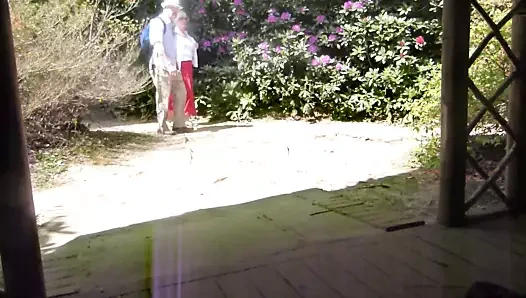 İnsanlar tarafından yürüdükten sonra külotumu yanıp sönüyor