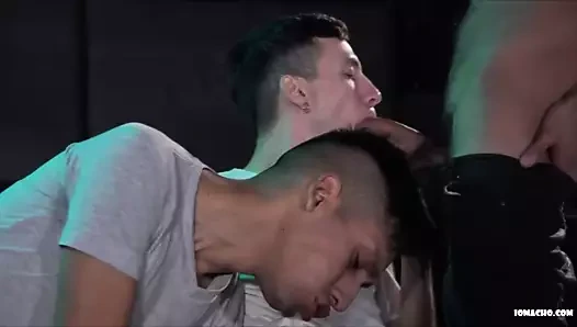 Latin çocuklar papatya zinciri raw üçlü