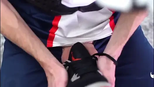 Jordan retro iv spor ayakkabılarla oynuyor ve içine boşalıyor