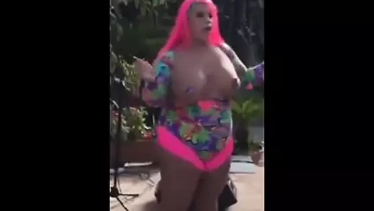 güzel tranny sallama göğüsleri