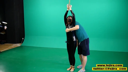 Fejira com - kapatılan ve kilitlenen lateks kız