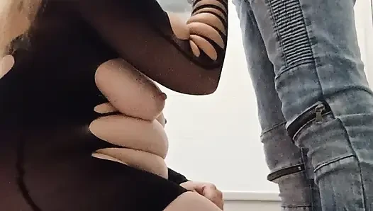 Büyük göğüslü kadın beni derin boğazıma çekiyor ve hepsini yutuyor