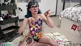 Çıplak resim yapan bir kadının hızlı ileri videosu