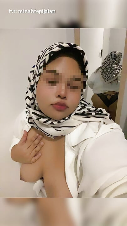 Tesettürlü kız dildo yalıyor