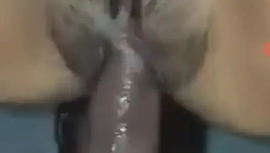 O kadar çok fışkırtıyor ki yarağımdan aldığı his için vücudunu kıkırdatıyor