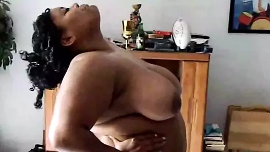 Megafette Negerin sauft dunkelgelbe Pisse aus Hundenapf!