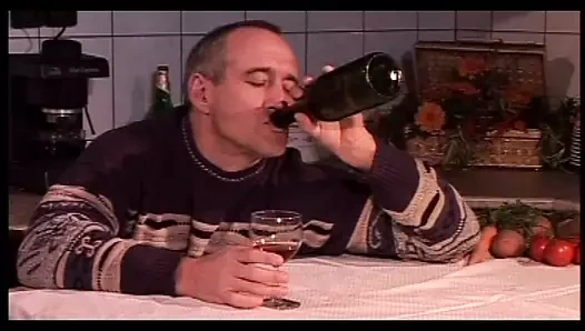 Genç evli kadın ve yaşlı koca mutfak masasında anal sikişiyor